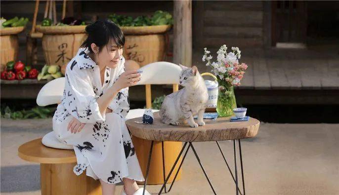 53岁王菲"出家照"曝光:惹两亿网友热议:终于明白为何她两度离婚,顶峰