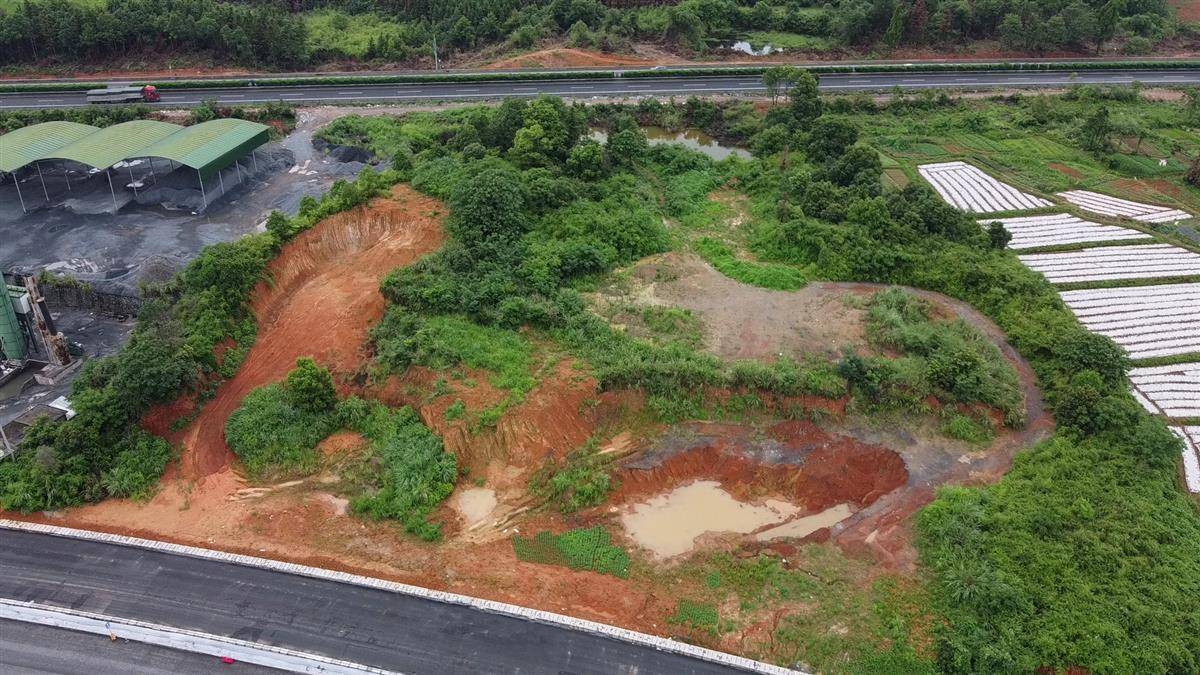 村民稱,這塊林地原屬於村集體,對該公司申請林地使用權,以及相關部門