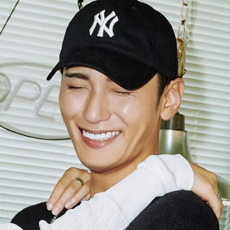 明星人手一顶的mlb棒球帽,快来解锁夏日多巴胺穿搭