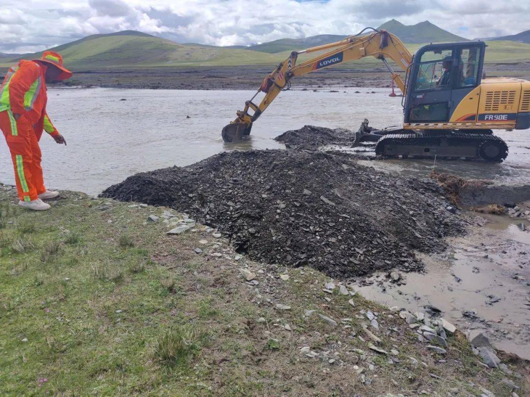 工作动态 | 曲麻莱公路段紧急处置导流坝水毁安全隐患