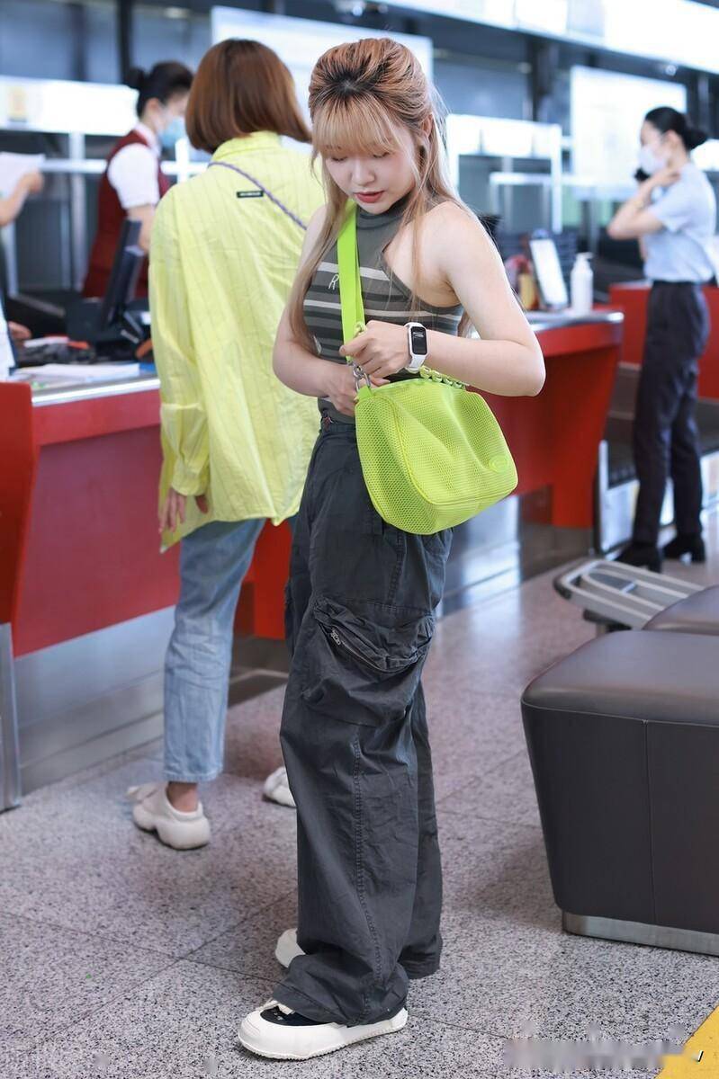 赖美云长发飘飘靓丽夺目,比心拍照亲和力满满_机场_北京