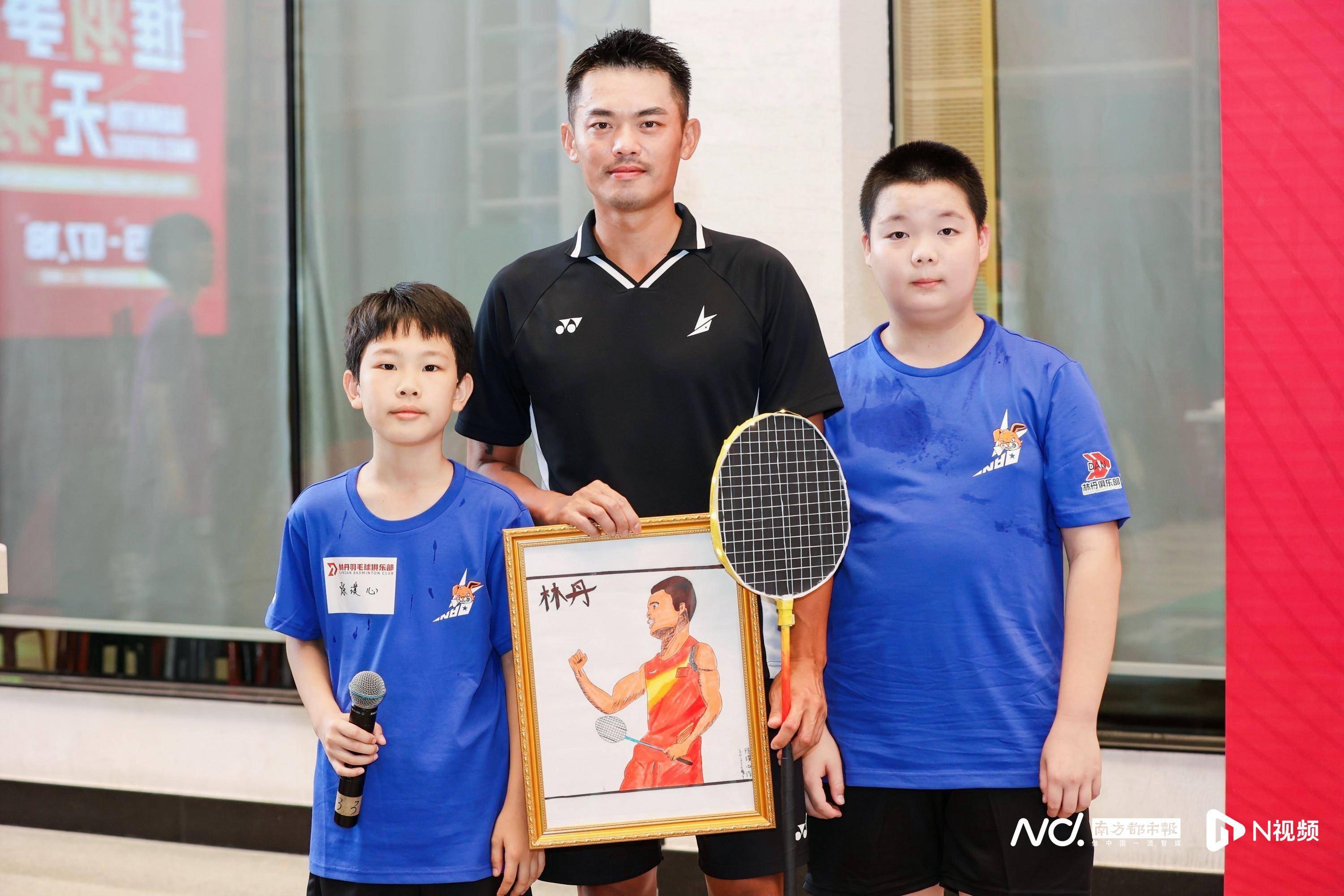 华外营员代表陈璞心,周子墨为林丹送上礼物.