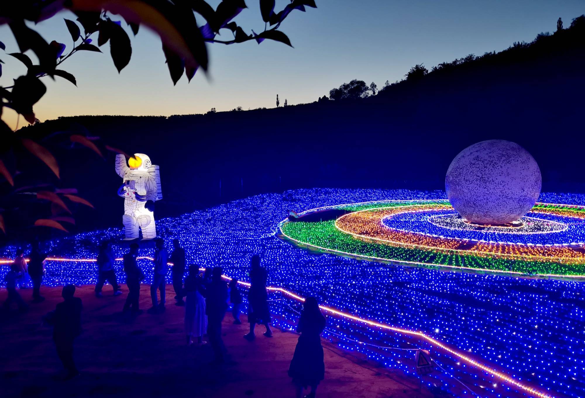 甘肃静宁:璀璨灯光秀开启"夜游模式"_景区_游客_苹果