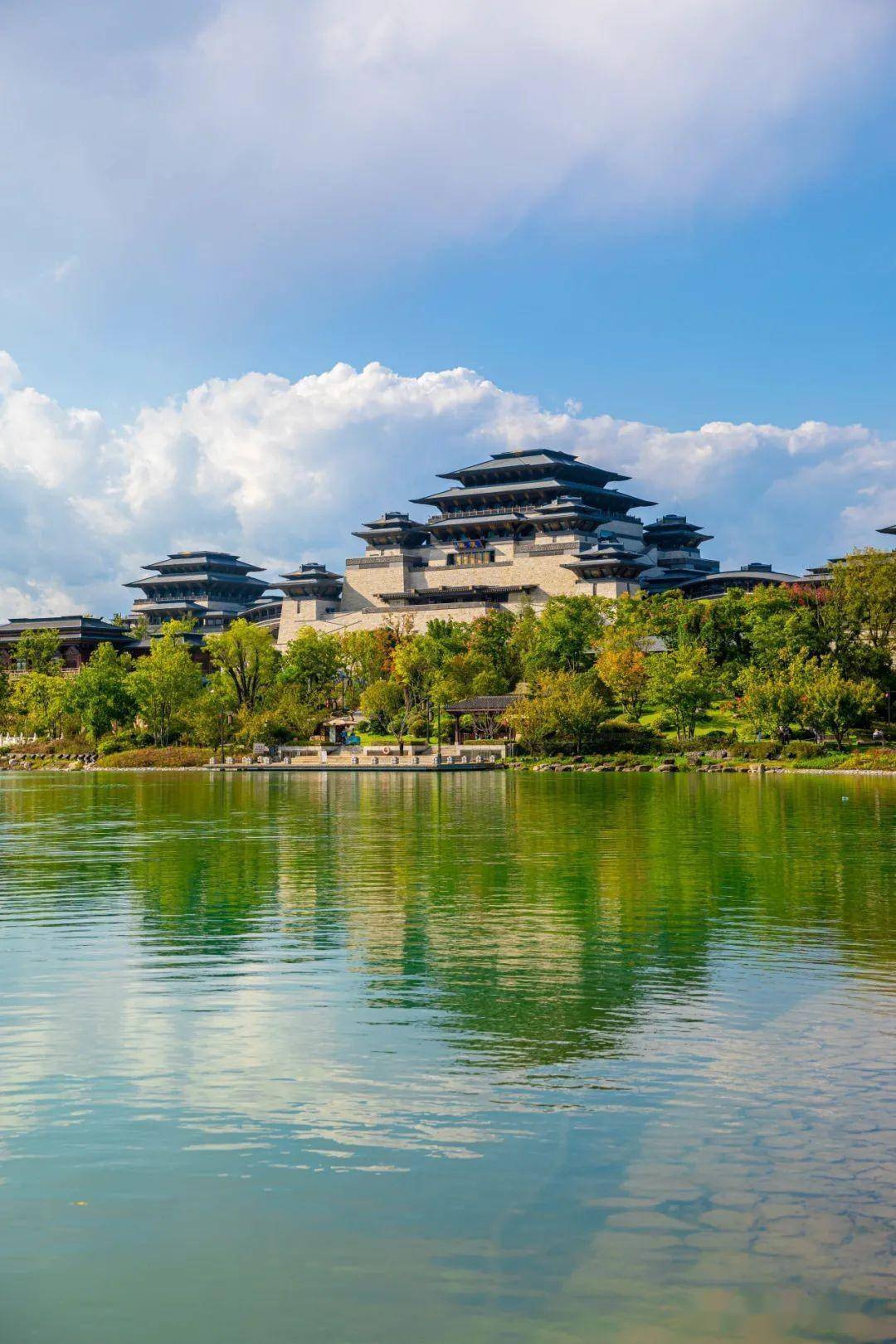 汉中兴汉胜境景区是以汉朝初兴的历史辉煌为底色,建成集汉风景点群,汉