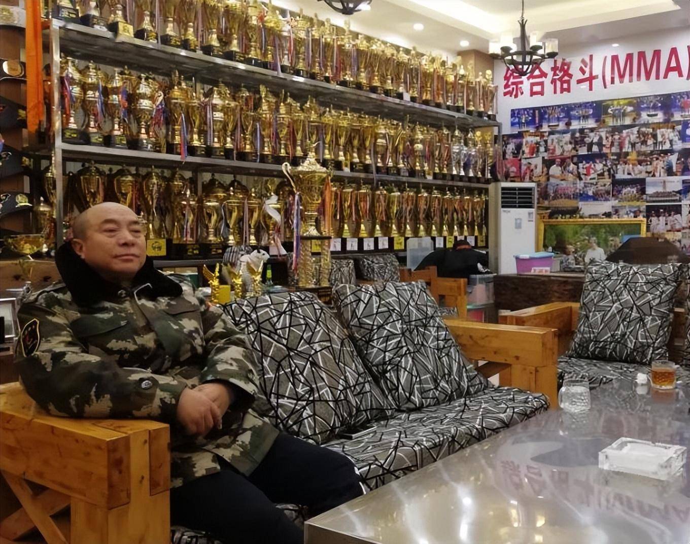 实际上,围绕恩波格斗的创建始末,格斗的生存价值以及学员与俱乐部之间
