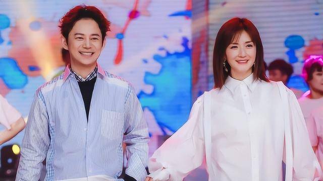 何炅谢娜再次合作,默契程度令人咂舌,友谊程度超越常人_节目_因为