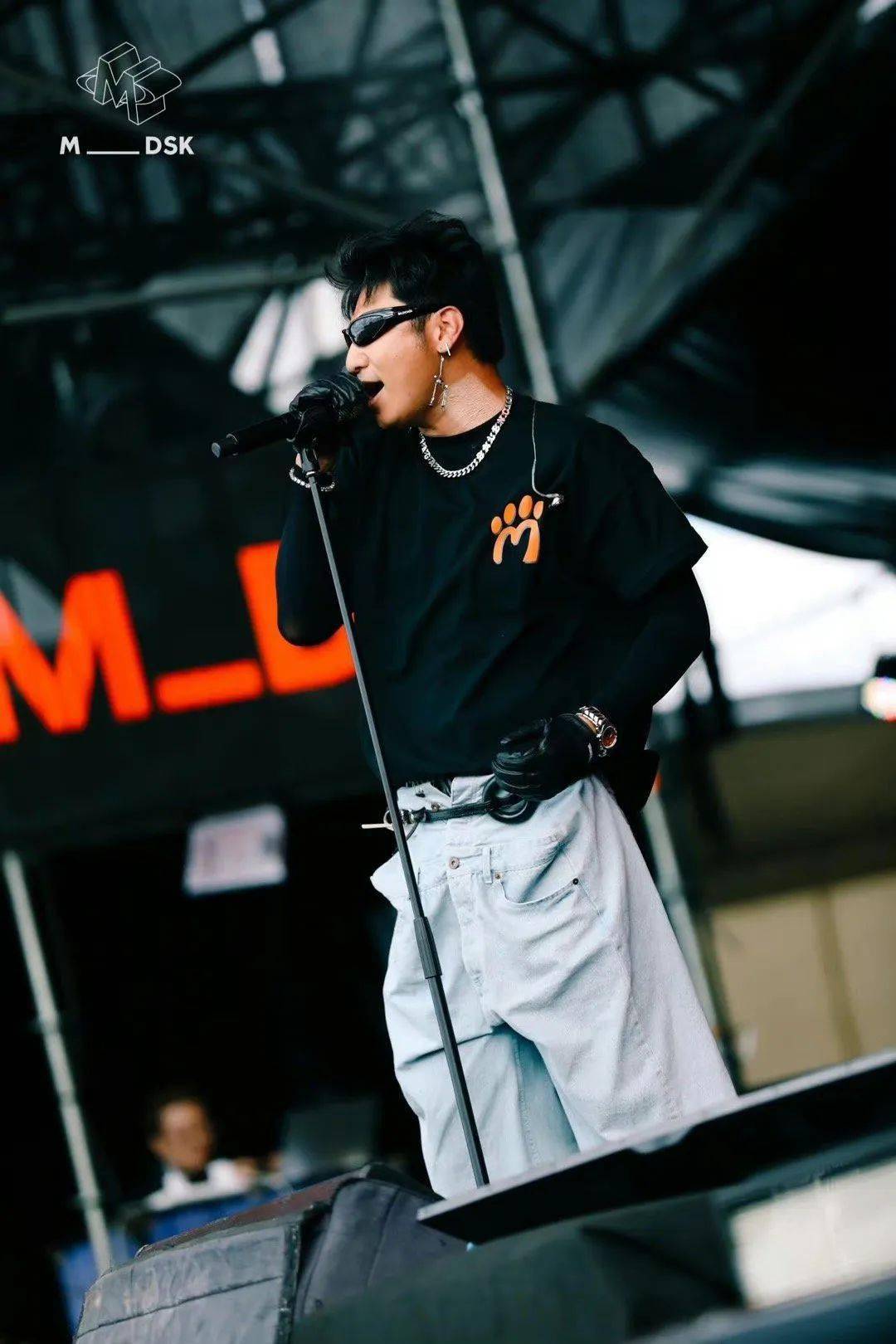 音乐节rapper被禁止露纹身跳水开火车等于是