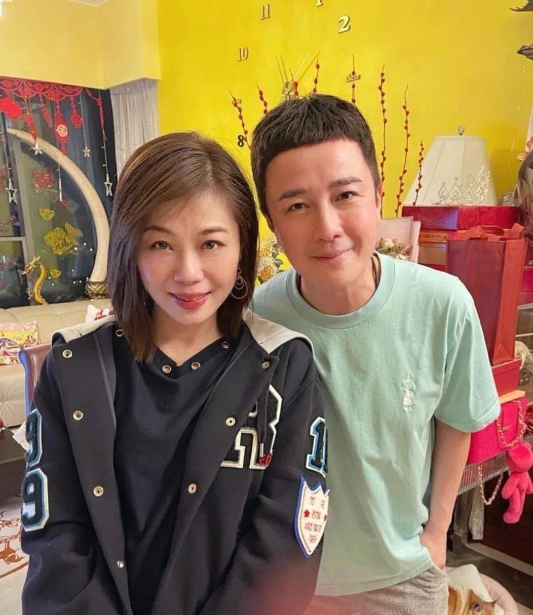 50岁陈妙瑛近照曝光!与欧阳震华合体现身中山!_商界_经典_哈姆斯顿