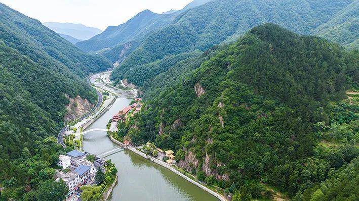 河南省卢氏县伏牛山区有个美丽的地方叫汤河,因老鹳河流经此地冒出一