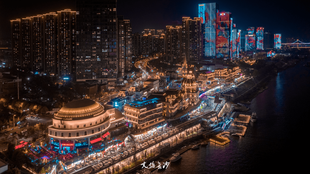 要说河东有四方坪夜市和杨帆夜市,那河西也有被称之为"文艺一条街",专