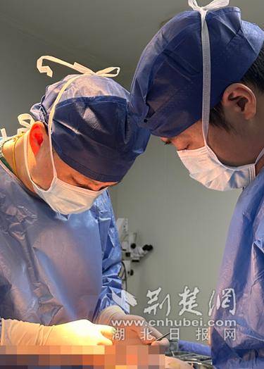 来百度app畅享高清图片男孩方浩(化名)在武汉大学中南医院整形美容科