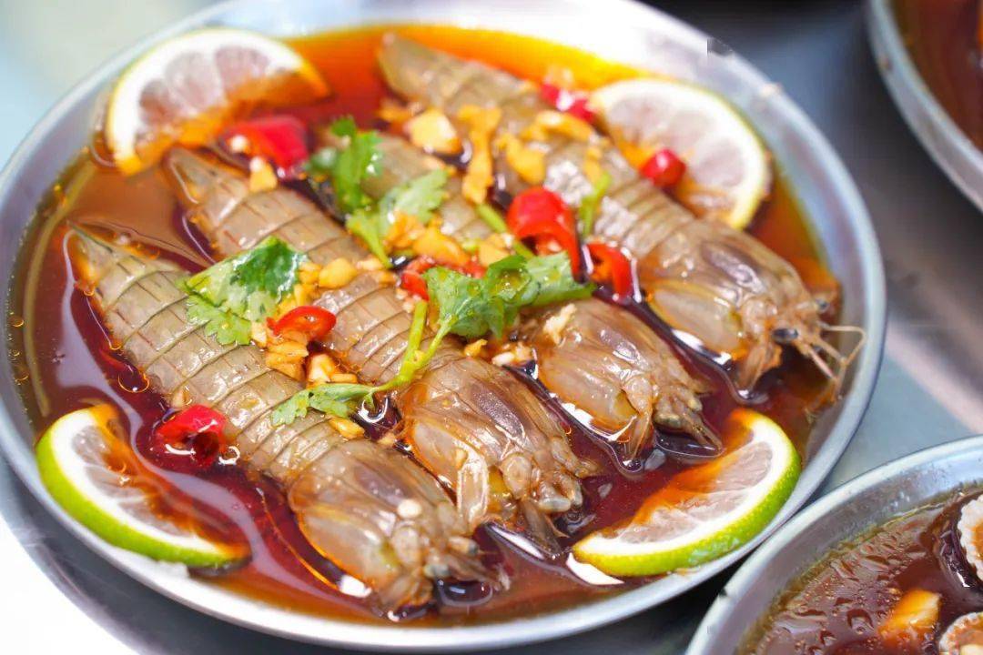 上桌前店家已经把皮皮虾的尖刺,虾脚都处理干净了稍一用力就能把壳