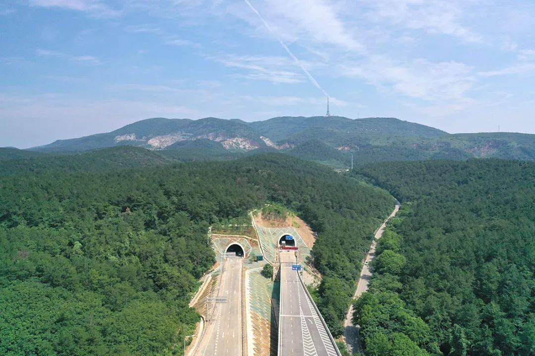 罗汉山隧道是荆门主城区最长的隧道,是连接深圳大道与象山大道的重要