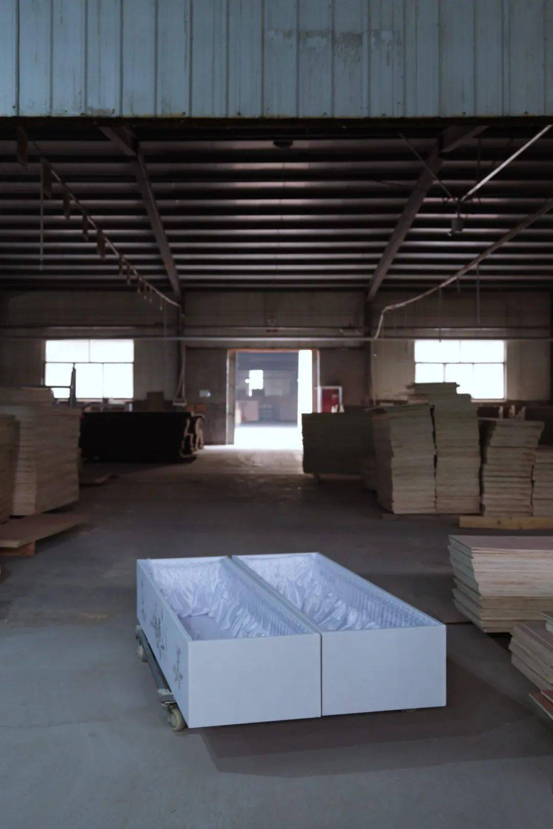 她去曹县的棺材厂拍了一组毕业作品