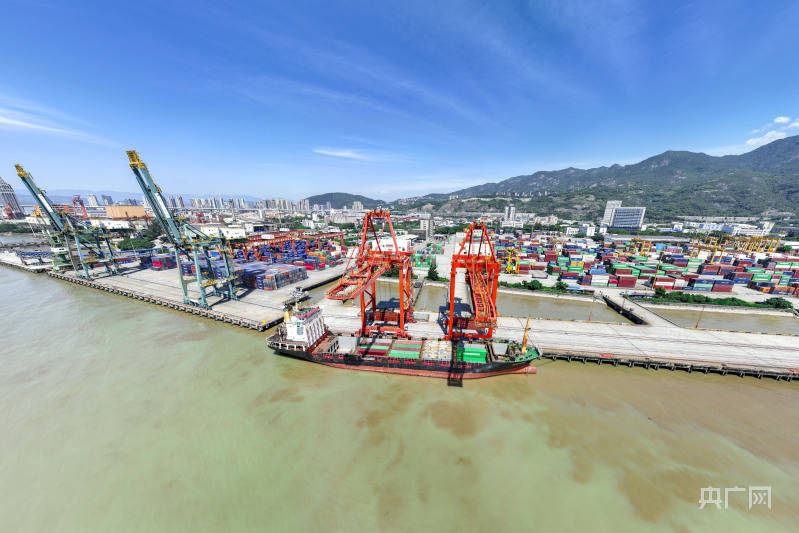 福建马尾:现代化智慧港口货运繁忙_谢贵明_码头_集装箱