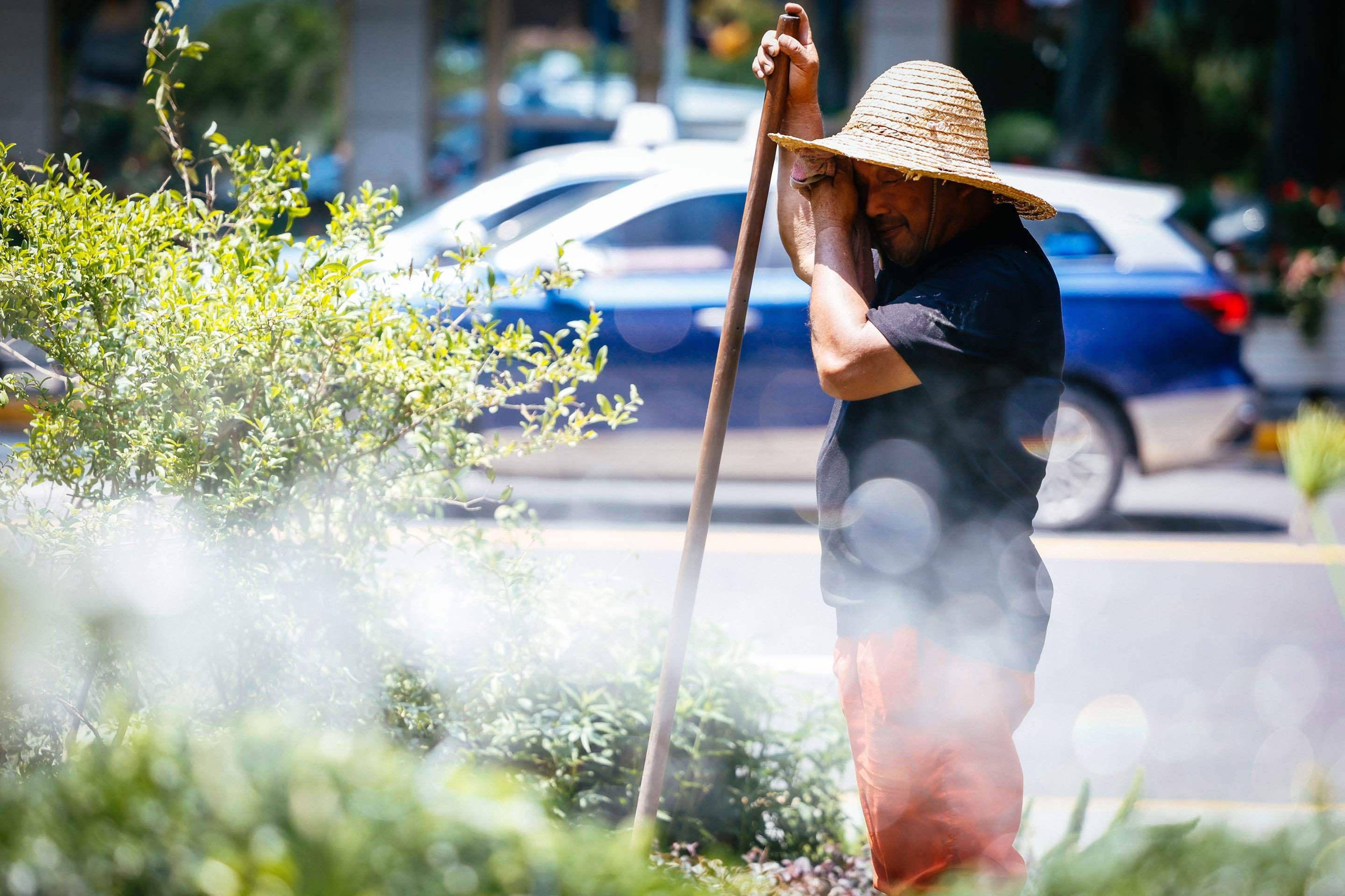 炎炎烈日下,劳动者坚守岗位维护城市运转_市民_高温_气温