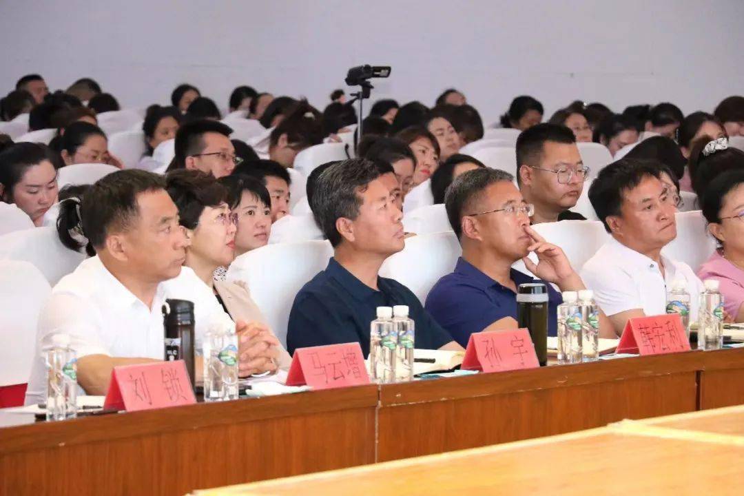 市委常委,统战部部长,市政府副市长孙宇与市,区中小学校长及教师代表