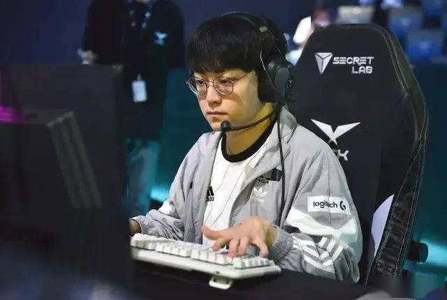 根据税收监管中的线索,经进一步精准分析,发现网络主播吴思豪少缴税款