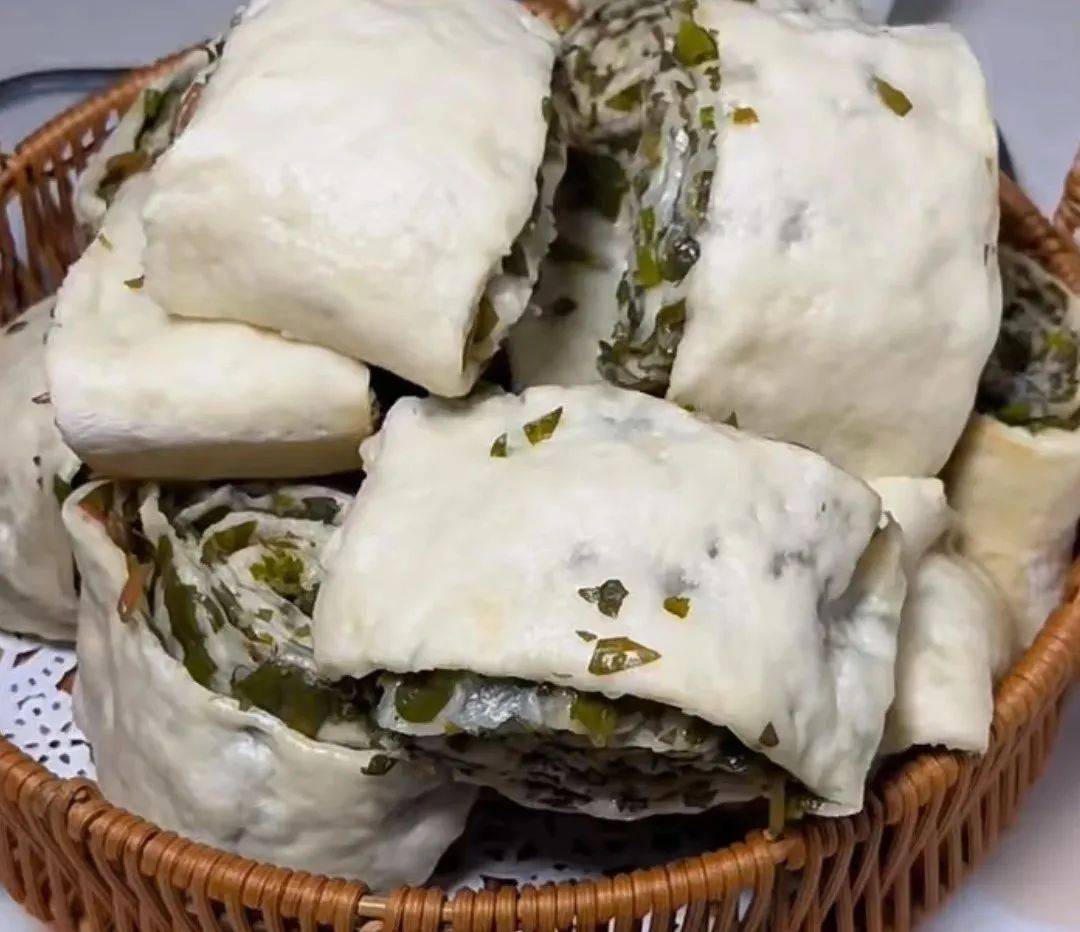 十三香马蜂菜洗净控水,切碎马蜂菜菜卷子搅拌均匀,就可以开动了放入蒜