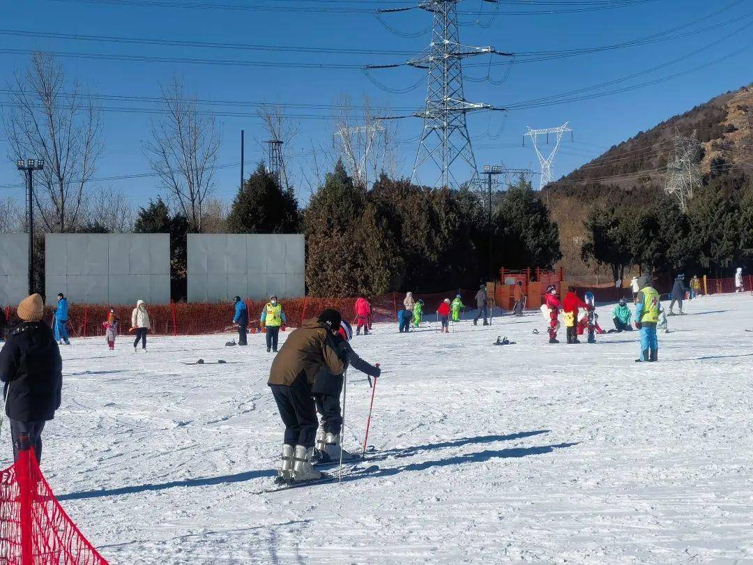 谈球吧体育冬天的快乐回来了~军都山滑雪场迎来滑雪客流小高潮(图2)