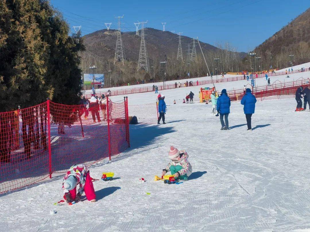 谈球吧体育冬天的快乐回来了~军都山滑雪场迎来滑雪客流小高潮(图4)