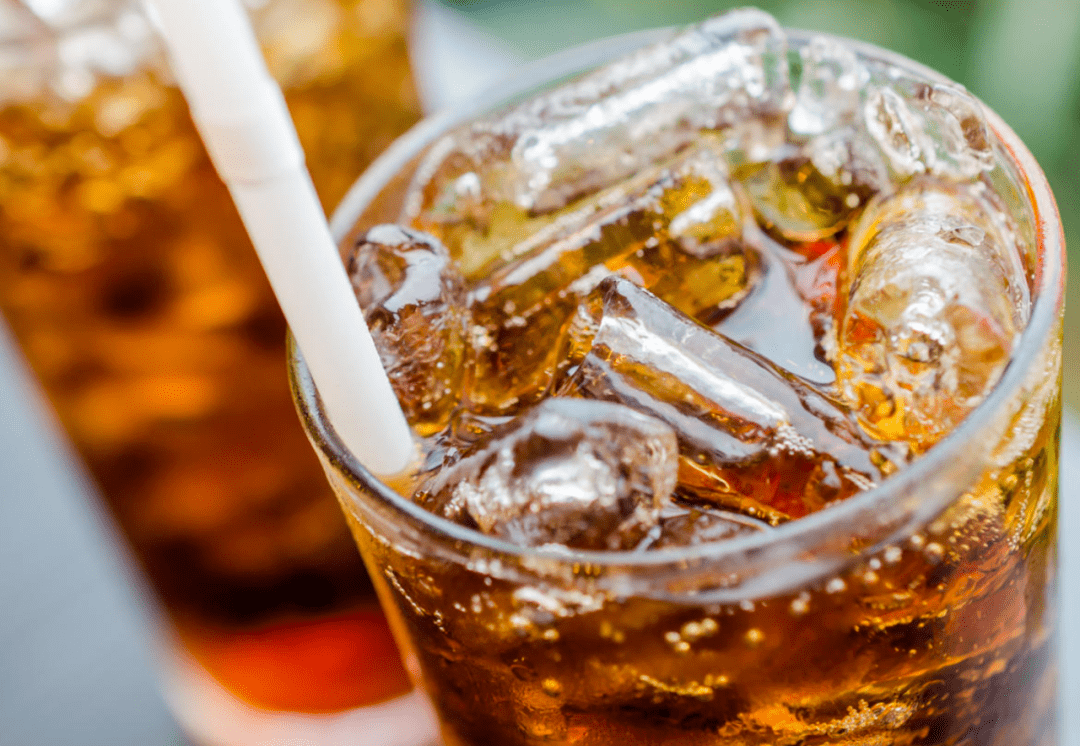 一杯冰可乐，把19岁小伙的胃喝“穿了”！这个习惯很多人都有......_搜狐网, image size:1080x746