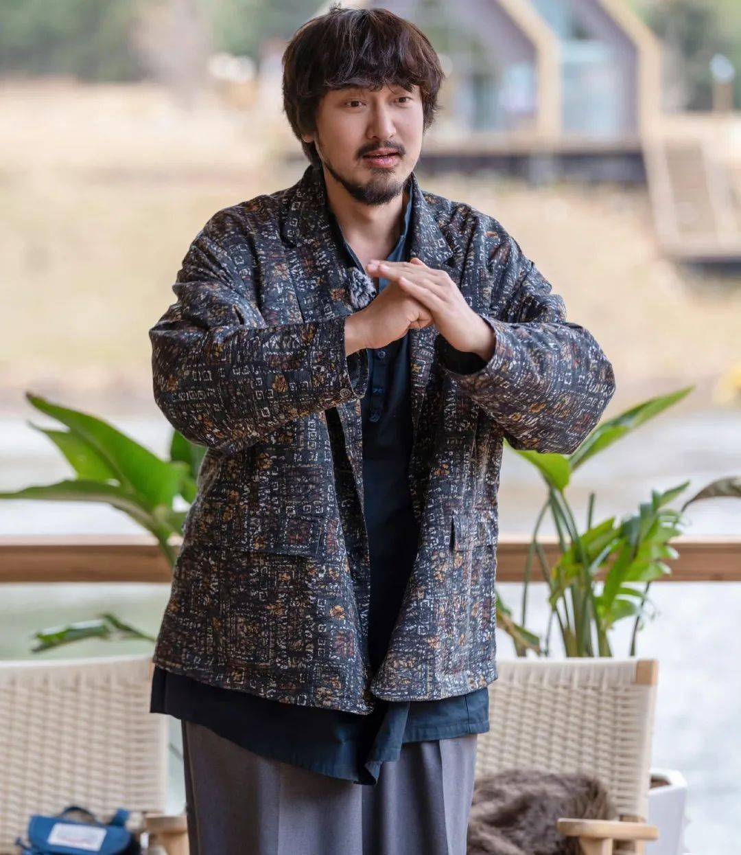 桃花坞里的王传君,竟是一位隐藏"户外穿搭大神"(轻量化户外风成新时尚