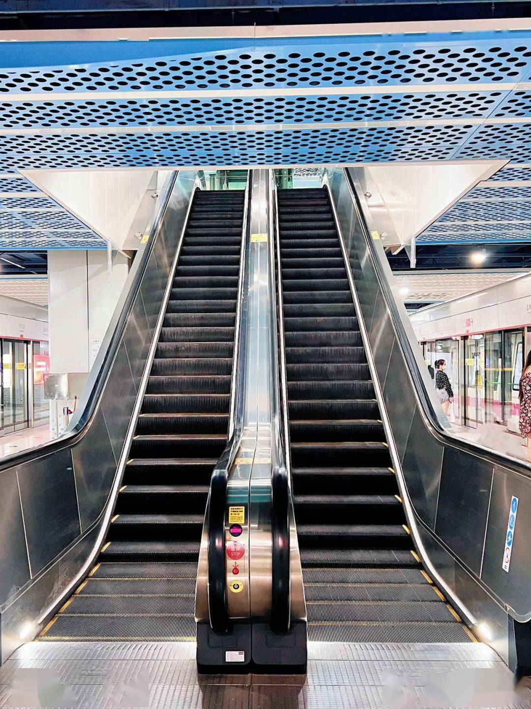 扶梯_梯级_缝隙