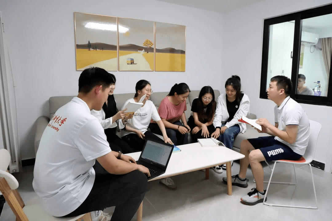 镇,实践队员在镇党委和团委指导下,成立临时团支部,建立起讨论小组