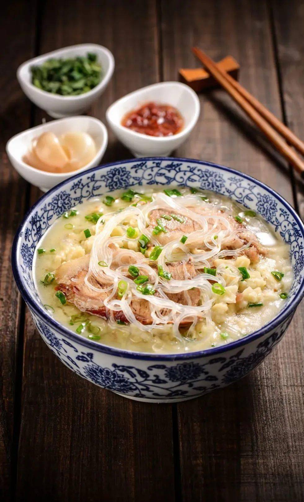 同盛祥泡馍白云章饺子,五一大包还有西安烤鸭店喷香的烤鸭满满的都是