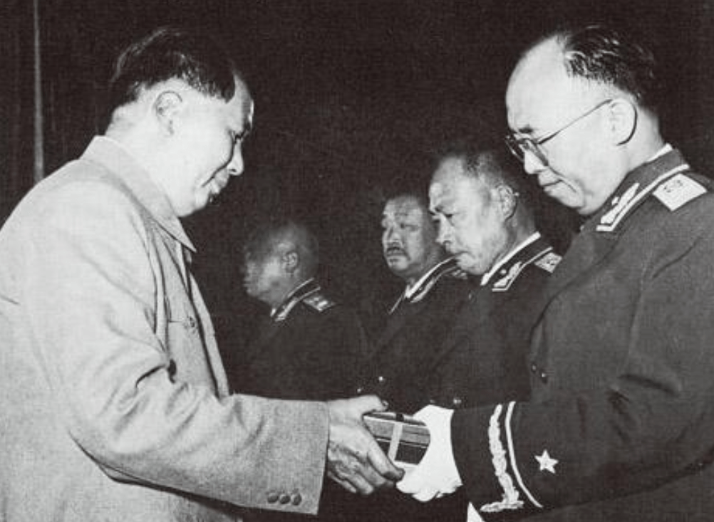 他带厚礼投奔红军，但征战16年仅升半级，授衔时让罗荣桓犯了难_叶长庚_地主家_压迫