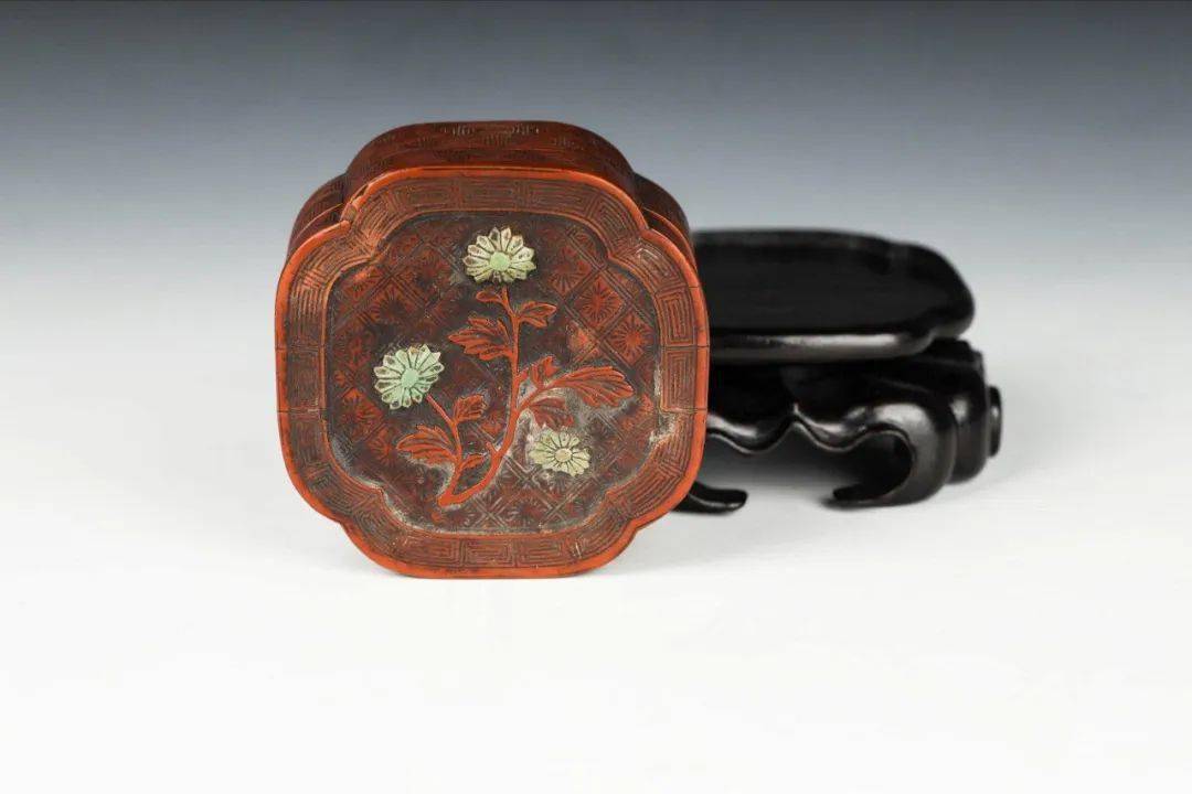 070清黄杨木贴竹黄花型盖盒(带底座)尺寸:l 7cm,w 7cm,h 3cm拍品估价