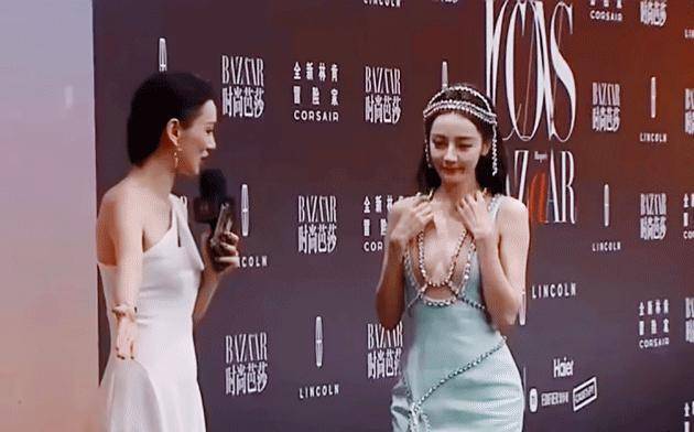 露胸都露到肚脐眼了！还忸怩作态尽显不自在！她被吐槽究竟冤不冤