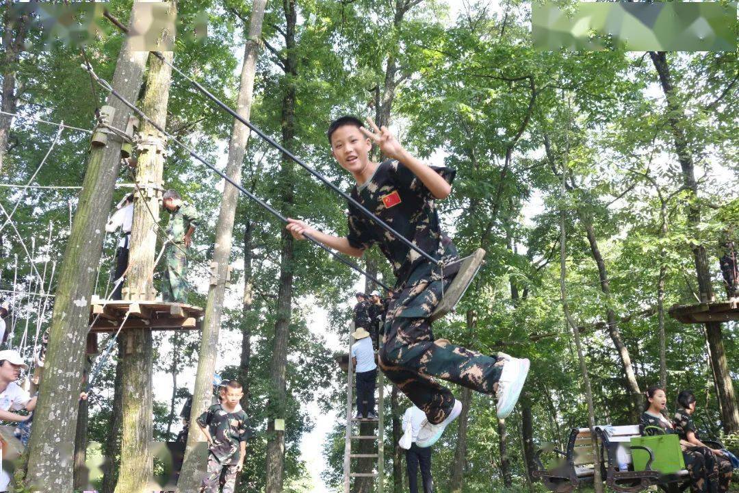 在"麦田射击"活动中,实践团队成员从军事的角度带领孩