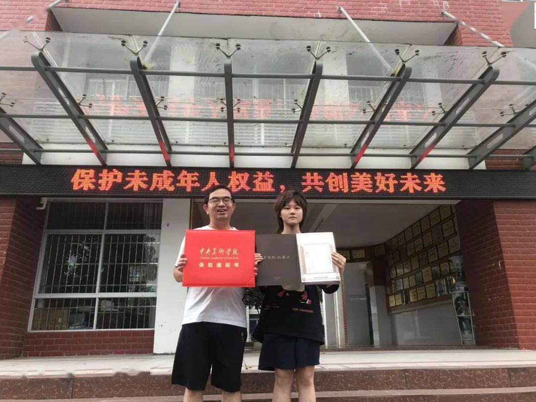 都安等地进入高考录取通知书投递高峰期_考生_梁庆财_河池