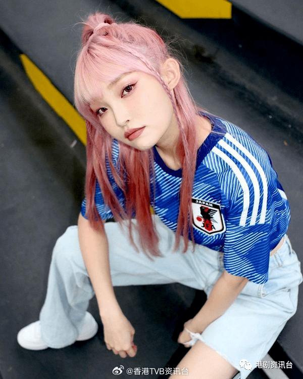 kinlas女友陈莉诗(苏菲)在2021年参加《全民造星iv》,不过就于40强