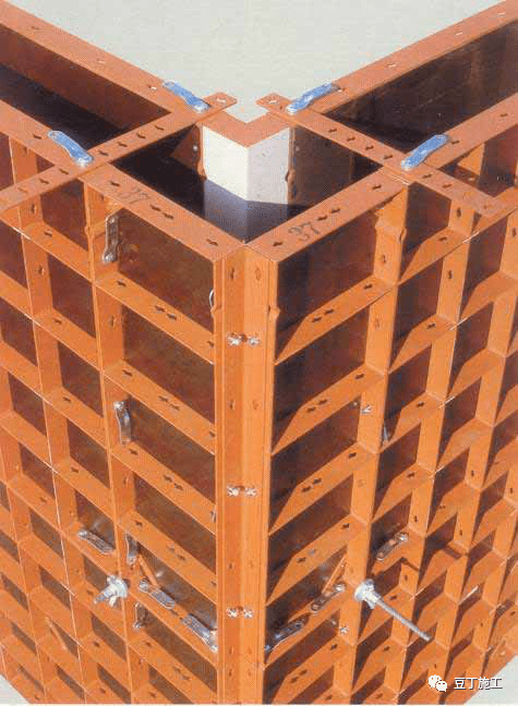 为加强垂直模板的刚度,用特别压制的型钢加强背楞连接销的使用状况