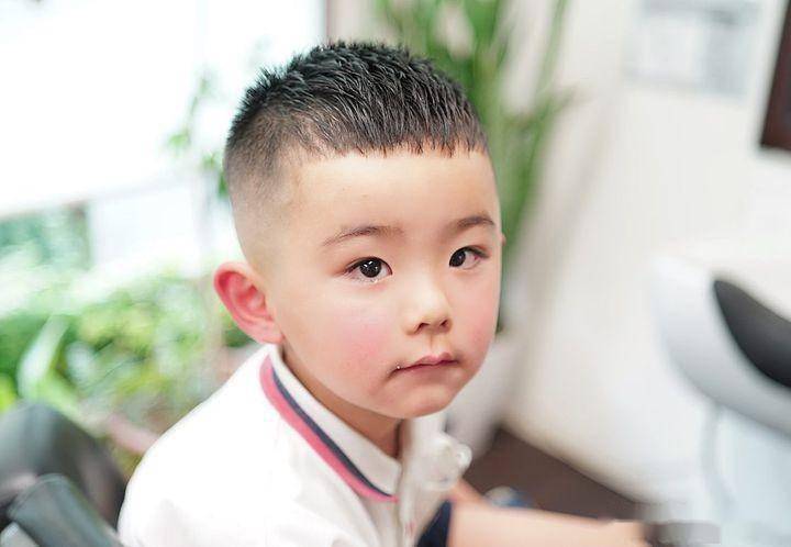 齐刘海可以给小男孩带来一种俏皮可爱的感觉,同时还能修饰额头线条,让
