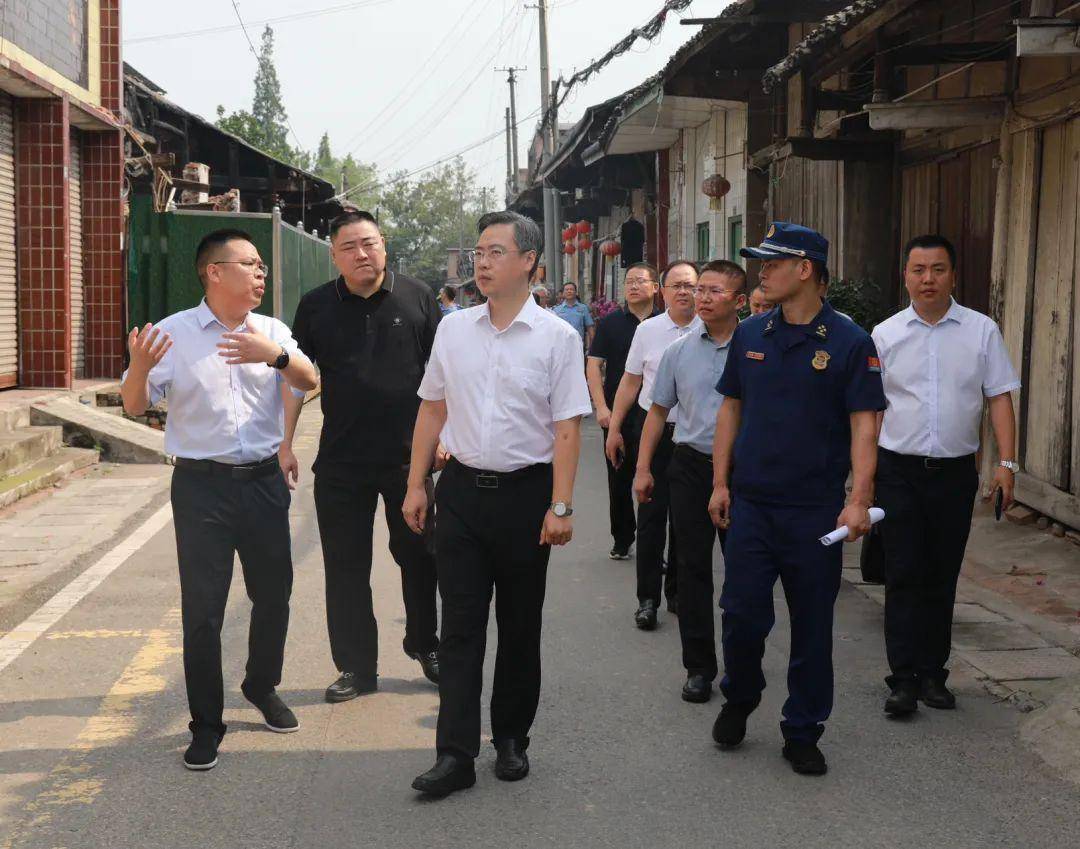 区委副书记,区长胡建平带队督导新津老旧场镇消防安全有关工作