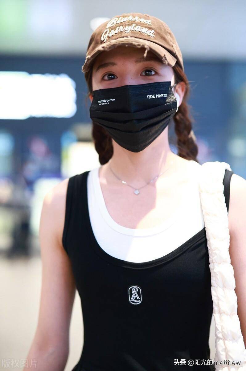 苏晓彤穿黑色无袖长裙时尚洒脱,和粉丝打招呼亲和力满满_机场_上海