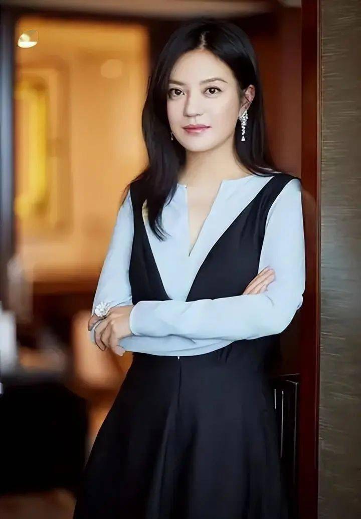 消失一年多后,再看47岁赵薇现在的处境,终于为自己的"贪婪狂妄"付出了