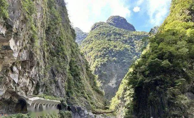 花莲位于台湾本岛东部,北接宜兰,南接台东,西沿中央山脉脊线与台中市