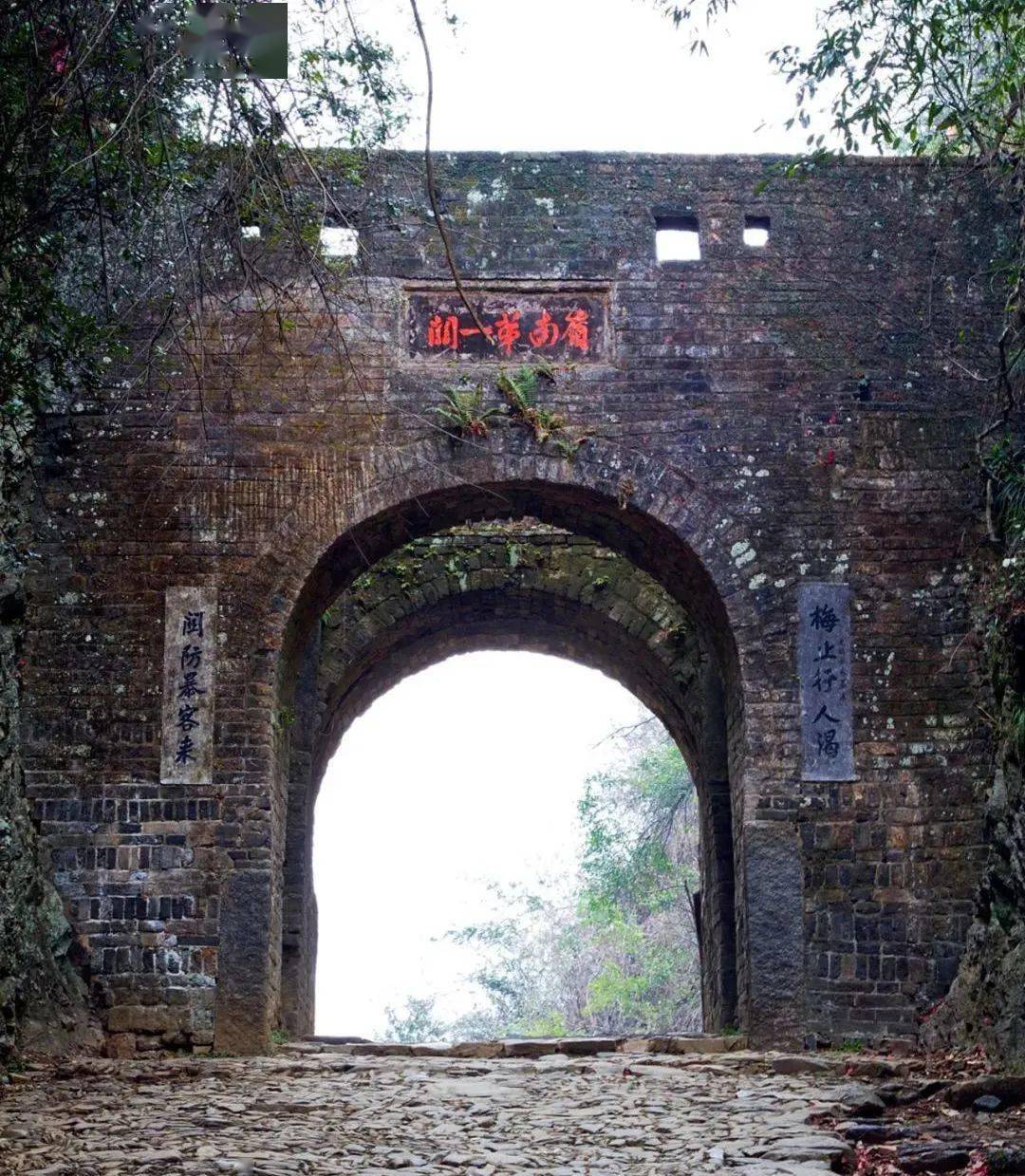 宋嘉佑八年,大庾岭路进行重修及扩建,关楼上南北面刻有"南粤雄关"及"