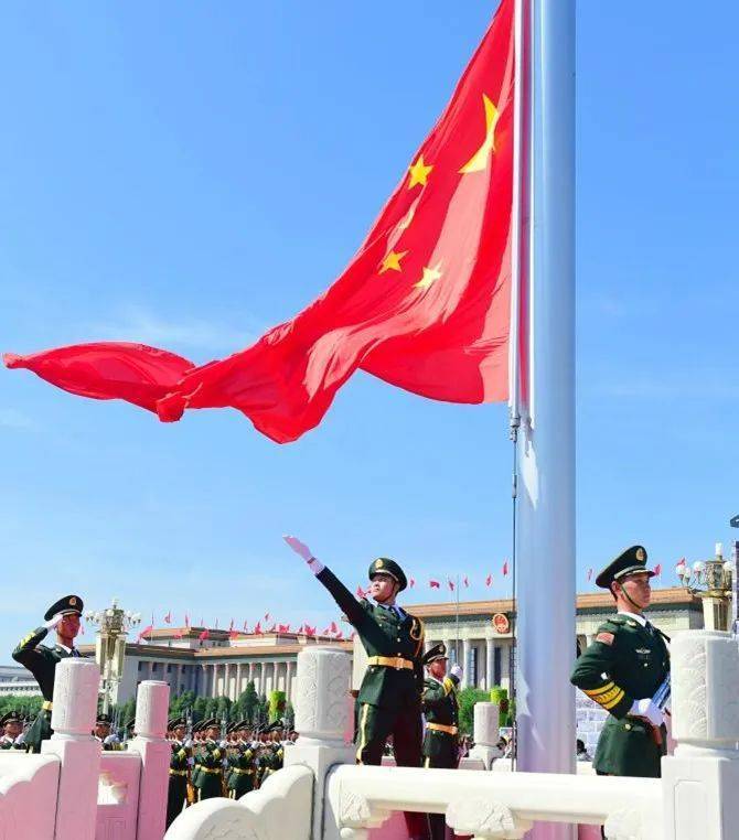 在国旗护卫队的荣誉室里,珍藏着一面面特殊的国旗,杨博给记者一一讲述