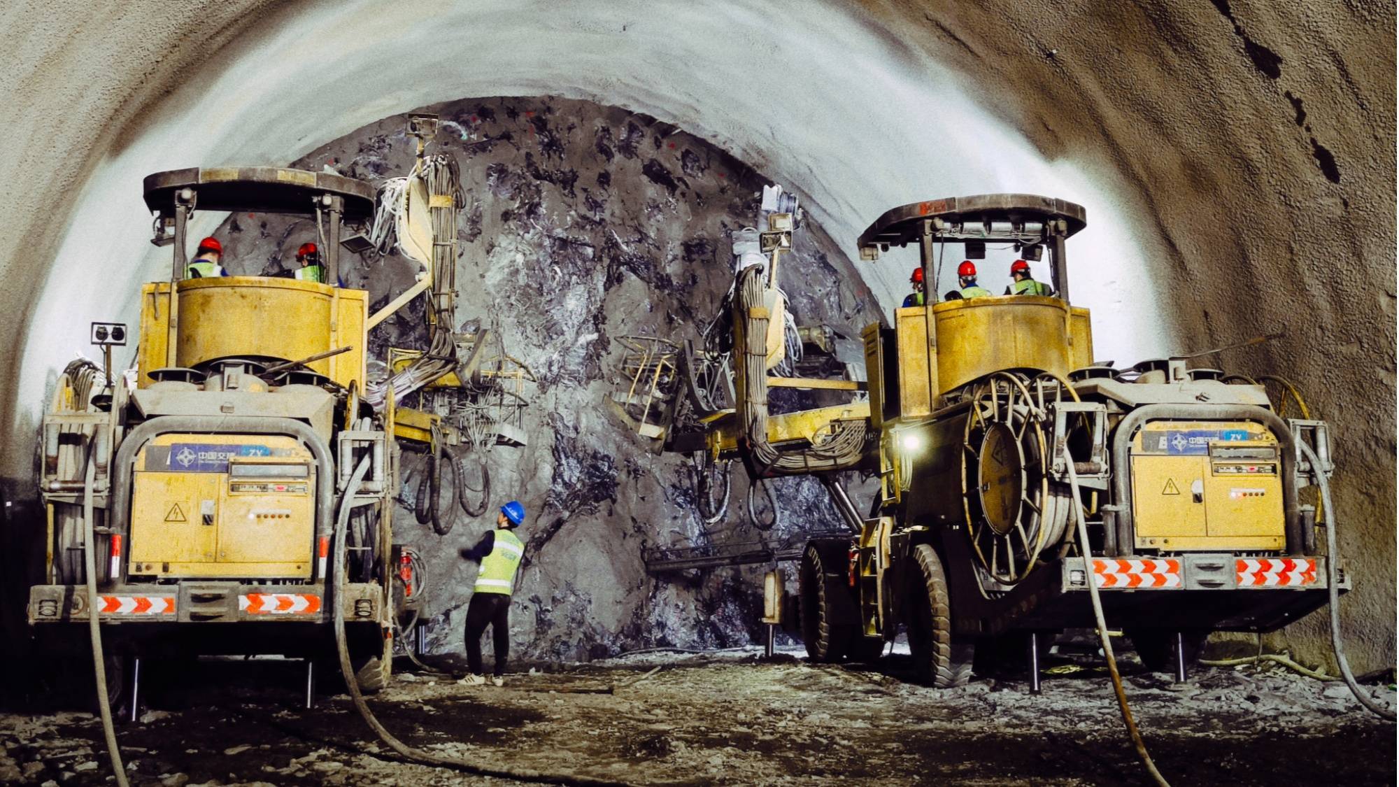 天山胜利隧道进口端左右洞合计突破12公里_施工_工程_高速公路