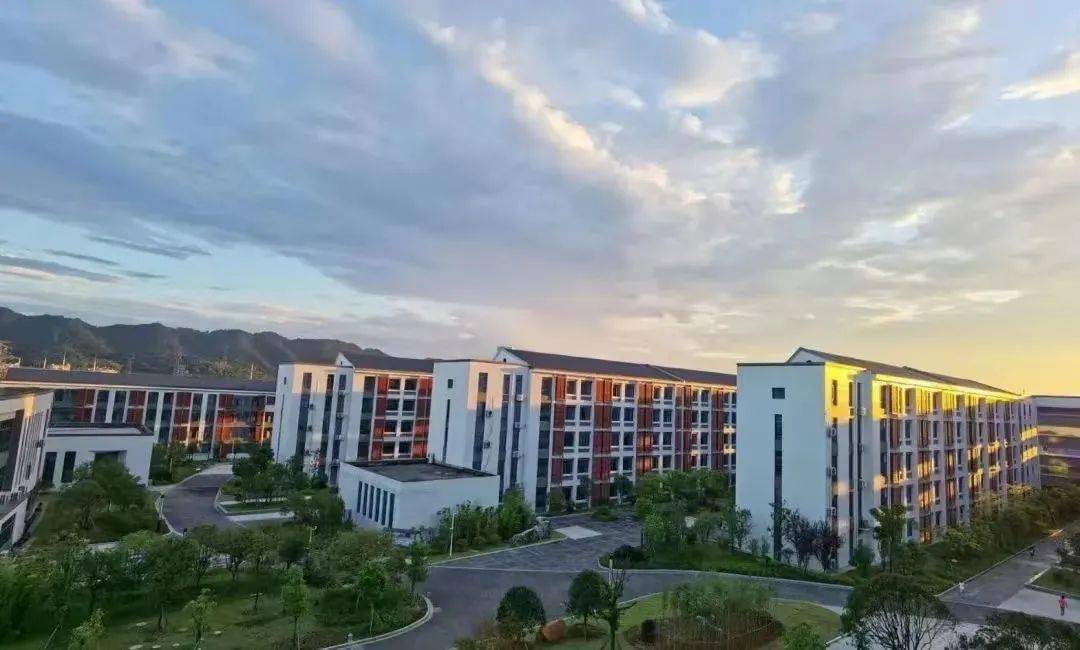 宜春四中:高一新生招生公告/宜春九中:2023年暑期招聘教师公告_岗位