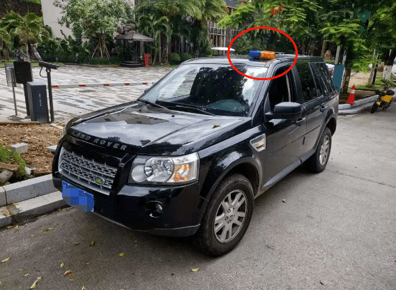 发现一辆琼a***97的小型汽车疑似违法安装警灯,便让其靠边停车接受
