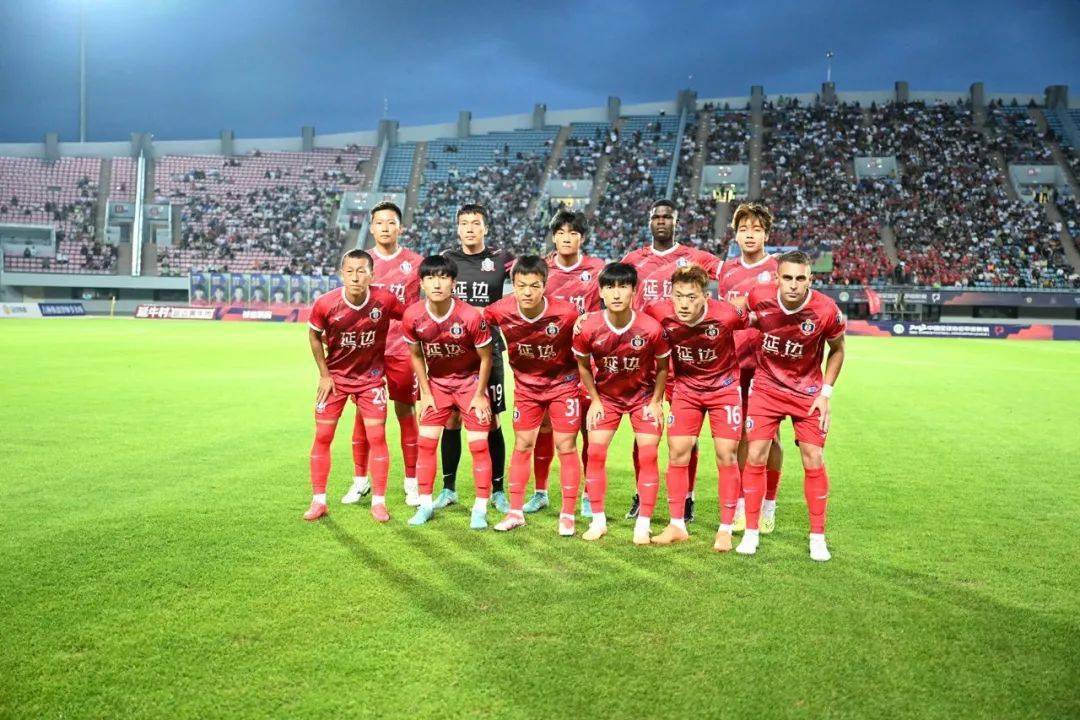 晚上7点,比赛在延吉市全民健身中心体育场进行.