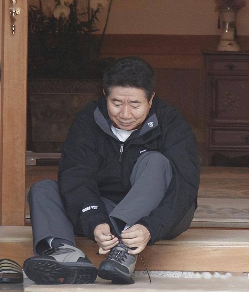 2009年韩国前总统卢武铉跳崖身亡后,儿子来中国发展,女儿被判刑_民众