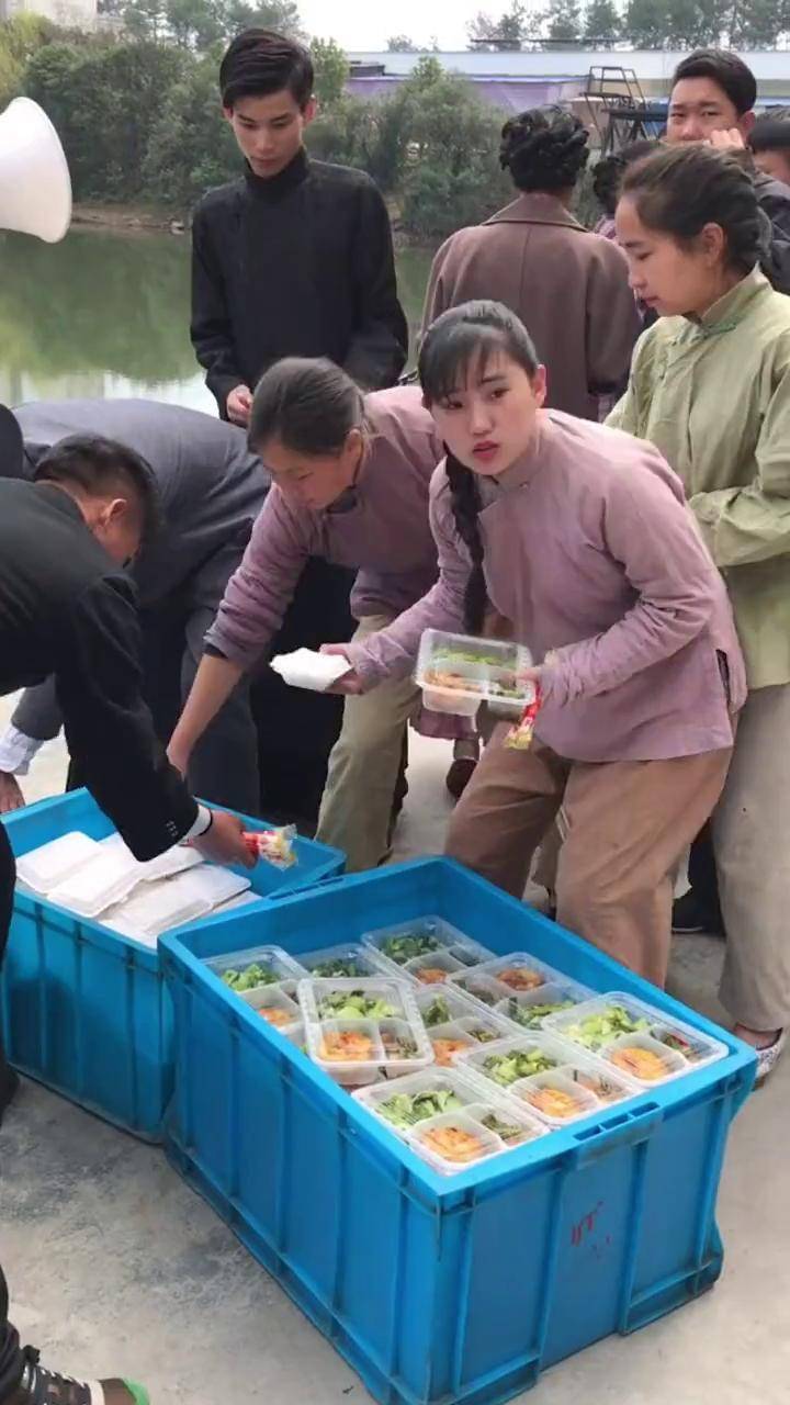 演员领盒饭了